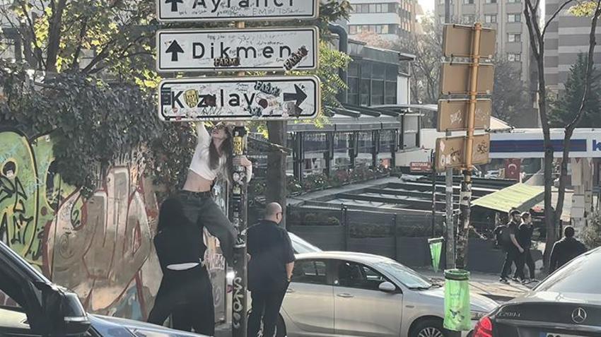 Çankaya'da gençlerin popüler yön tabelası yenilenip koruma altına alındı! Asılarak fotoğraf çektirmek moda oldu