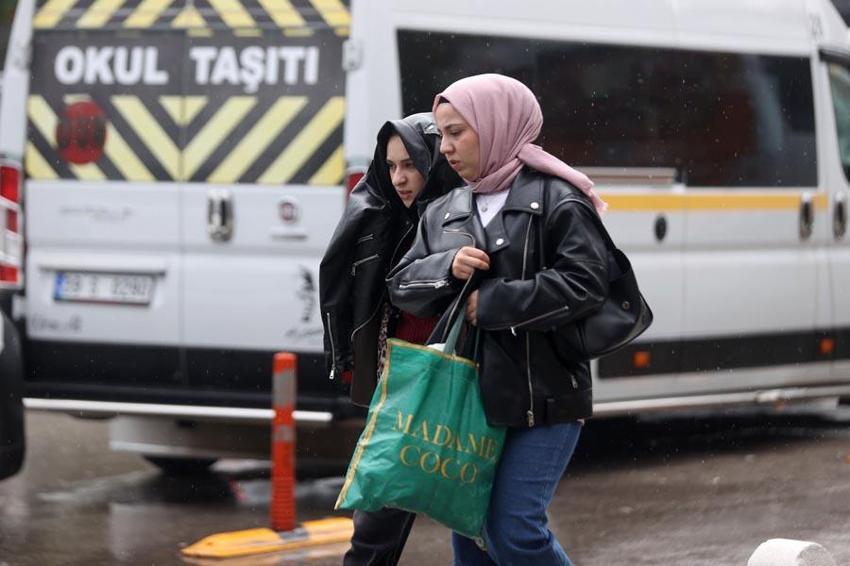 Sıcak havalar gidiyor gök gürültülü sağanak yağışlar kuvvetli geliyor! Meteoroloji'den 34 ile yağış uyarısı