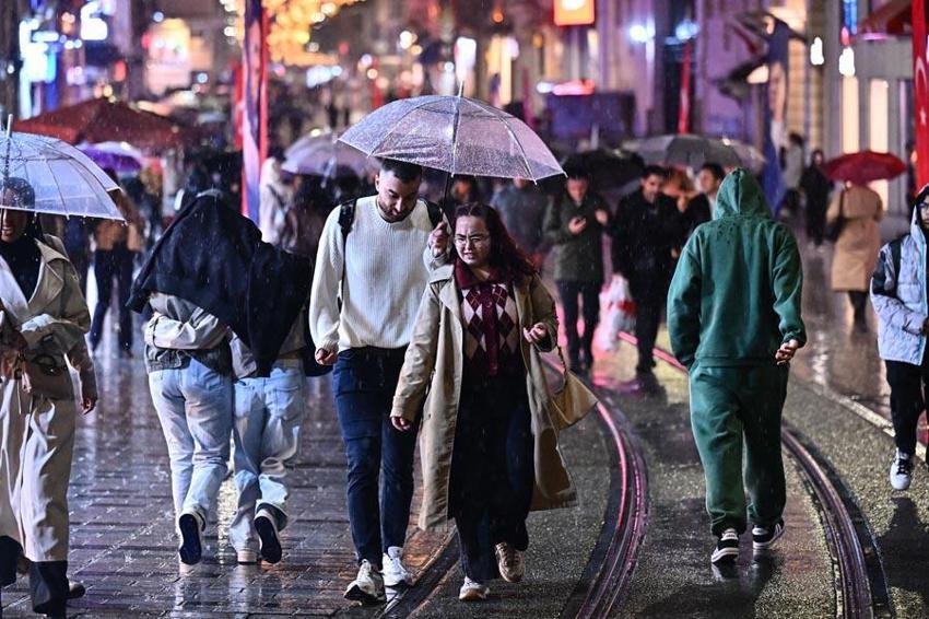 Sıcak havalar gidiyor gök gürültülü sağanak yağışlar kuvvetli geliyor! Meteoroloji'den 34 ile yağış uyarısı