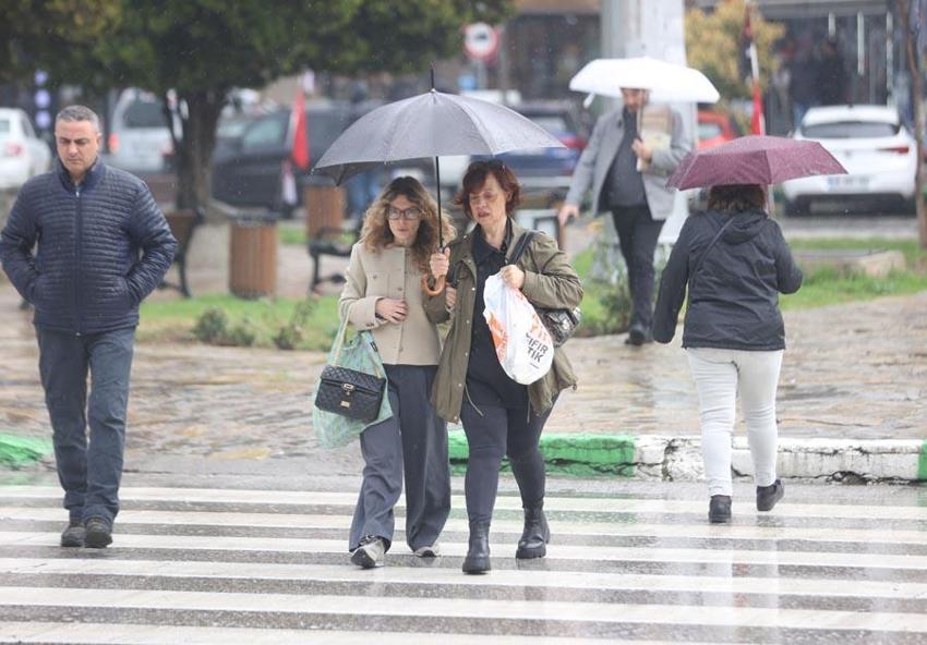 Sıcak havalar gidiyor gök gürültülü sağanak yağışlar kuvvetli geliyor! Meteoroloji'den 34 ile yağış uyarısı