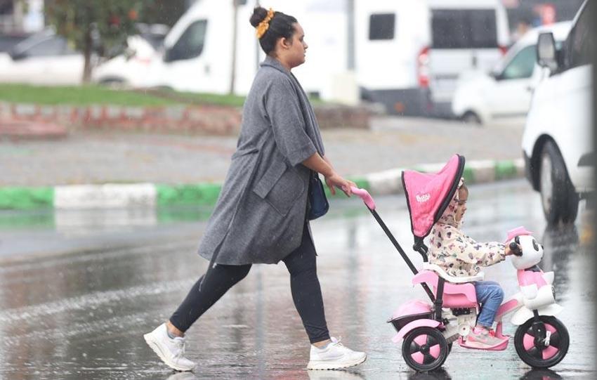 Sıcak havalar gidiyor gök gürültülü sağanak yağışlar kuvvetli geliyor! Meteoroloji'den 34 ile yağış uyarısı