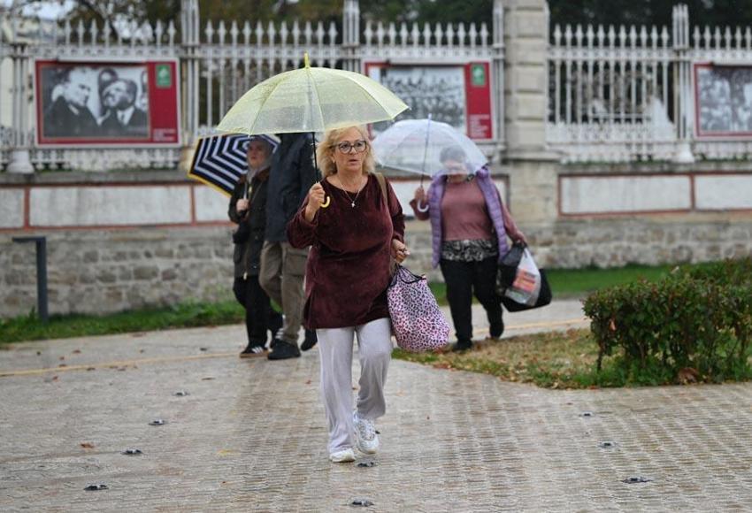 Sıcak havalar gidiyor gök gürültülü sağanak yağışlar kuvvetli geliyor! Meteoroloji'den 34 ile yağış uyarısı