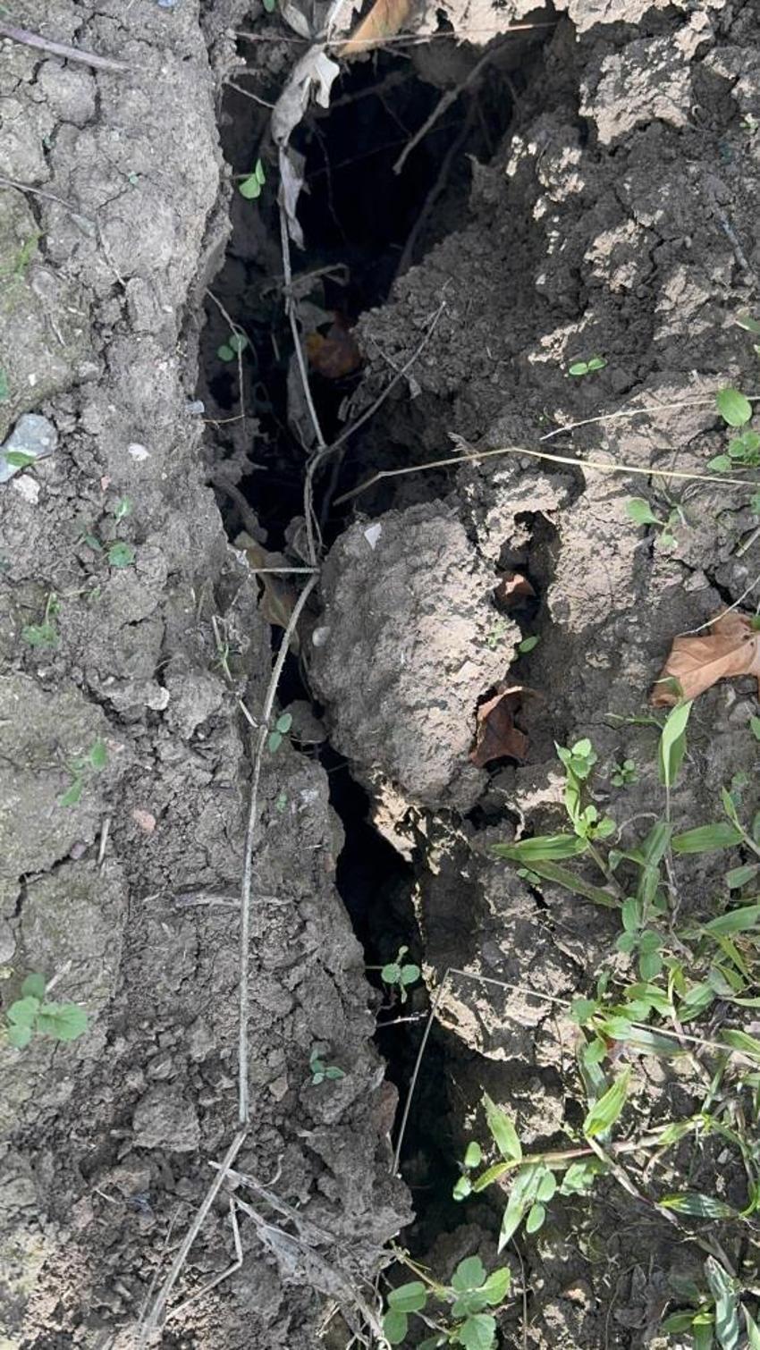 Isparta'da 1 metre derinlikte oluştu! Şehirde ilk kez oldu: Evin bahçesi korkutuyor