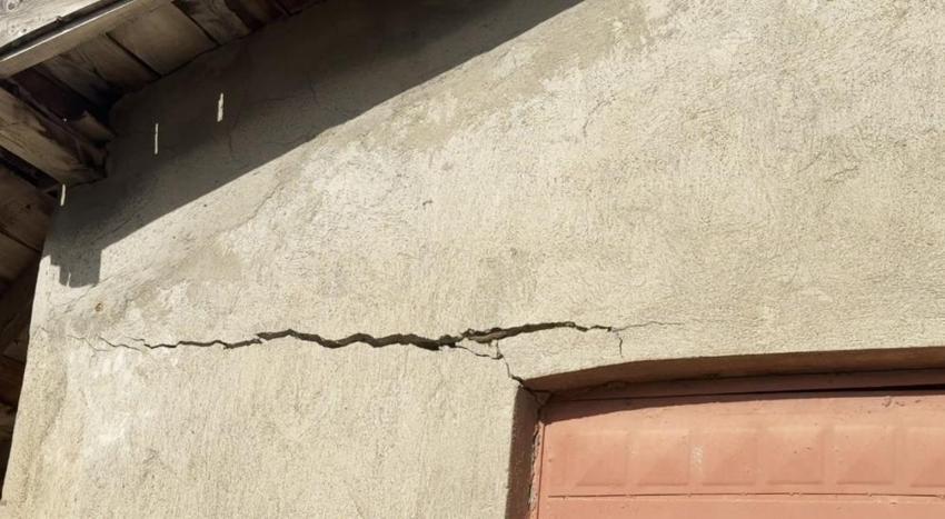 Isparta'da 1 metre derinlikte oluştu! Şehirde ilk kez oldu: Evin bahçesi korkutuyor