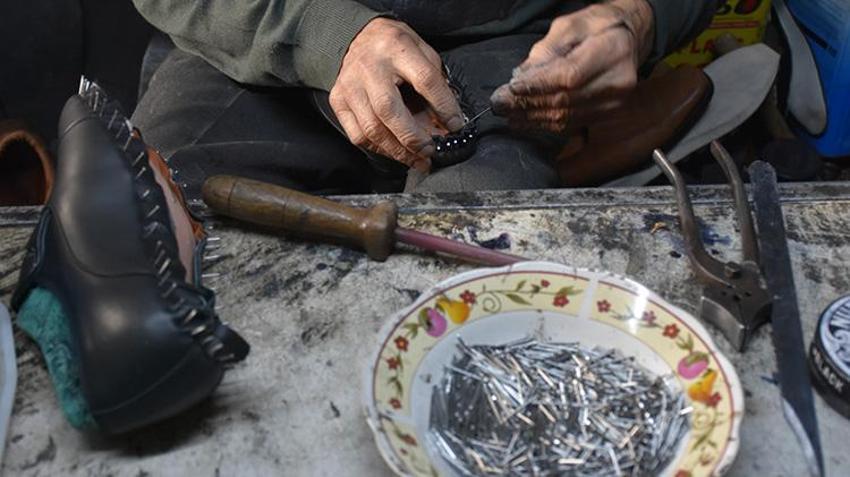Trabzonlu emektar usta, 60 yıldır el emeği ayakkabılar üretiyor! Meslek yok olmak üzere