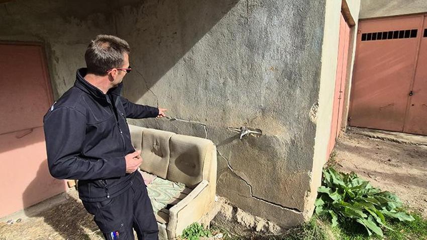 Isparta'nın bir ilçesi ayakta! Obruklar oluşmaya başladı evler tek tek çatlıyor