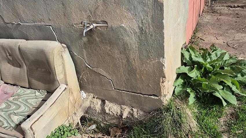 Isparta'nın bir ilçesi ayakta! Obruklar oluşmaya başladı evler tek tek çatlıyor