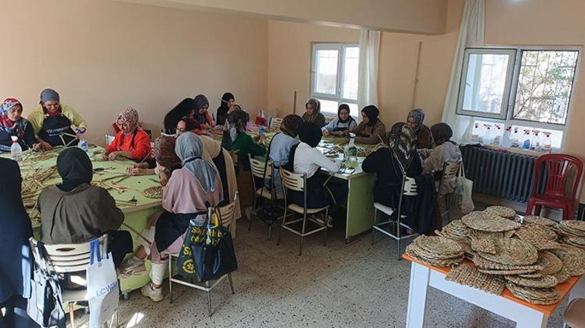 Asi Nehri'ni kaplayan istilacı Su Sümbülleri, Hataylı kadınların elinde sanata dönüşüyor: Gölbaşı Gölü temizliği için kritik proje!