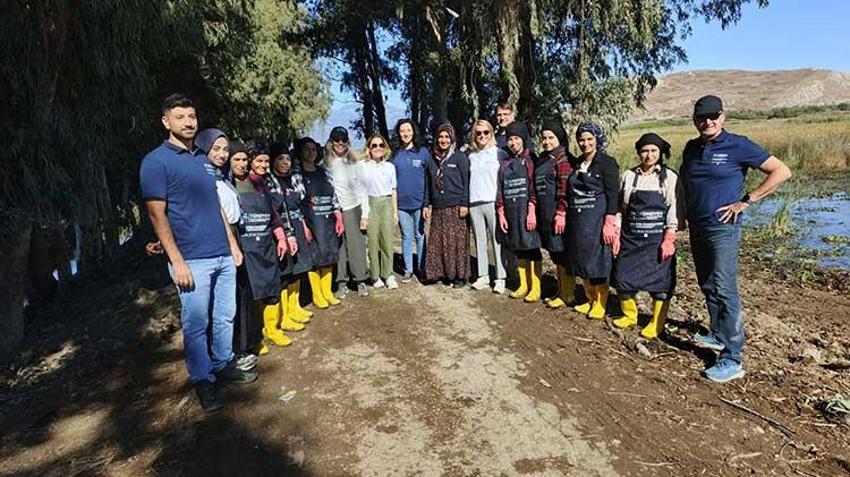 Asi Nehri'ni kaplayan istilacı Su Sümbülleri, Hataylı kadınların elinde sanata dönüşüyor: Gölbaşı Gölü temizliği için kritik proje!