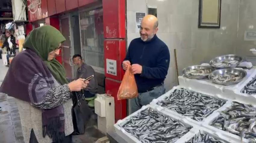 Rize'de tezgahlar şenlendi! Hamsi fiyatı vatandaşı mutlu etti