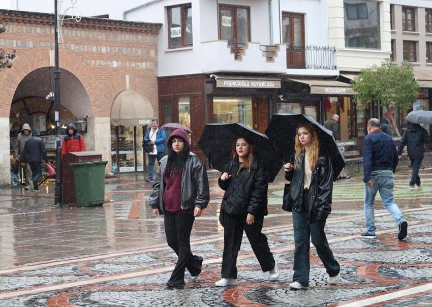 Meteoroloji İstanbul başta olmak üzere 13 ili uyardı: Yağmur, gök gürültülü sağanak yağış, sis ve pus etkili olacak