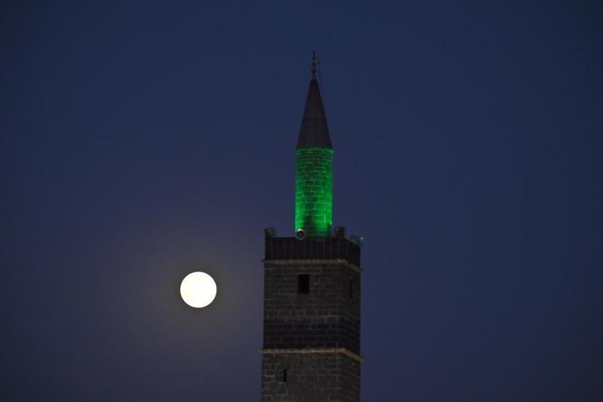 Diyarbakır’da 'Kunduz ayı’ dolunayı! Sur ilçesinde kartpostallık görüntüler ortaya çıktı