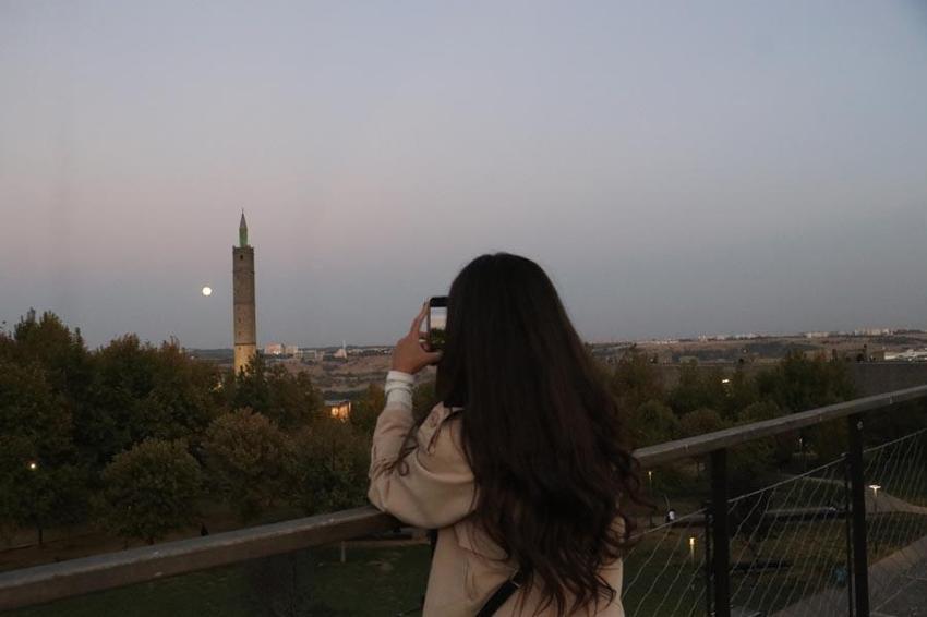 Diyarbakır’da 'Kunduz ayı’ dolunayı! Sur ilçesinde kartpostallık görüntüler ortaya çıktı