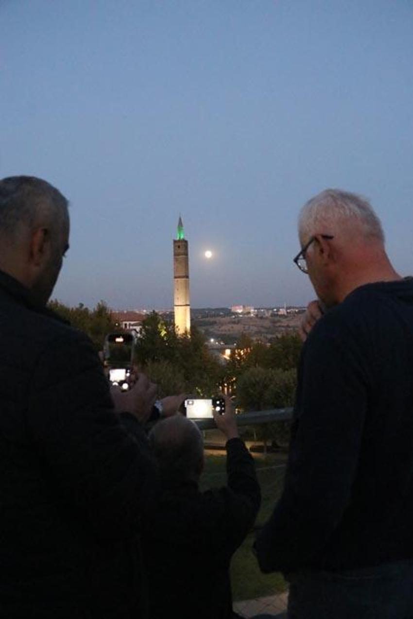 Diyarbakır’da 'Kunduz ayı’ dolunayı! Sur ilçesinde kartpostallık görüntüler ortaya çıktı