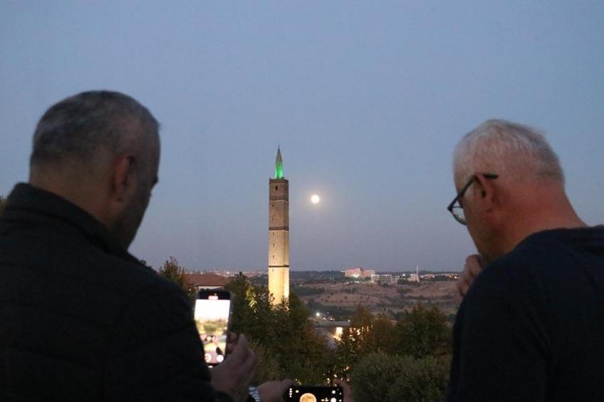 Diyarbakır’da 'Kunduz ayı’ dolunayı! Sur ilçesinde kartpostallık görüntüler ortaya çıktı