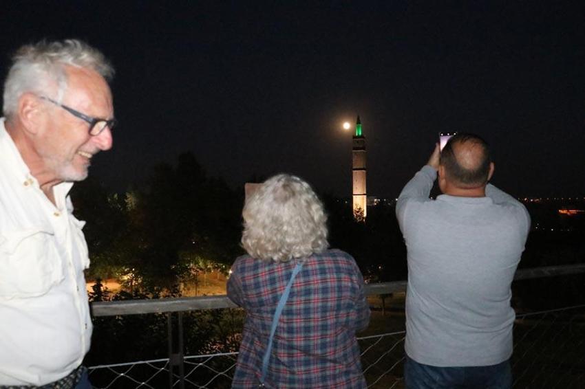 Diyarbakır’da 'Kunduz ayı’ dolunayı! Sur ilçesinde kartpostallık görüntüler ortaya çıktı