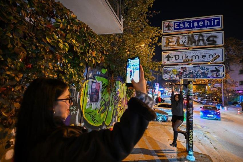 Kızılay yön tabelasına Ankaralıların ilgisi