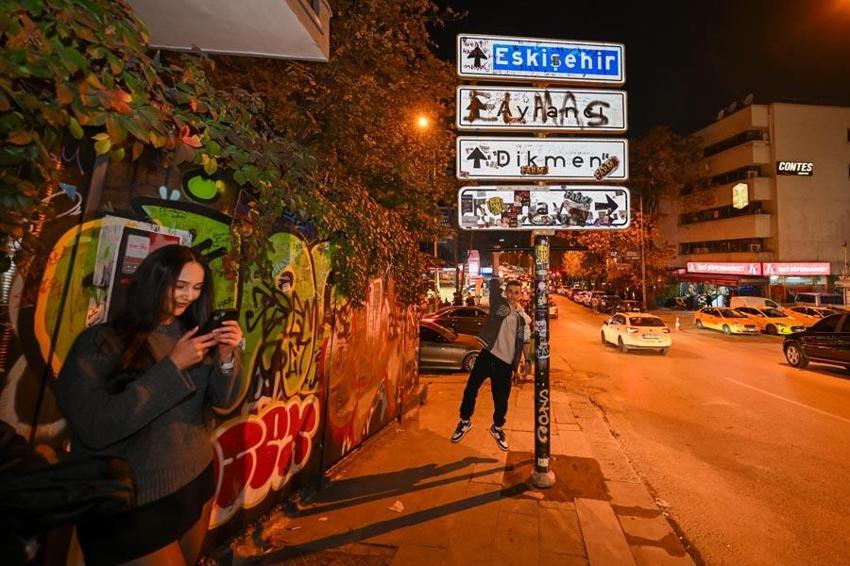 Kızılay yön tabelasına Ankaralıların ilgisi