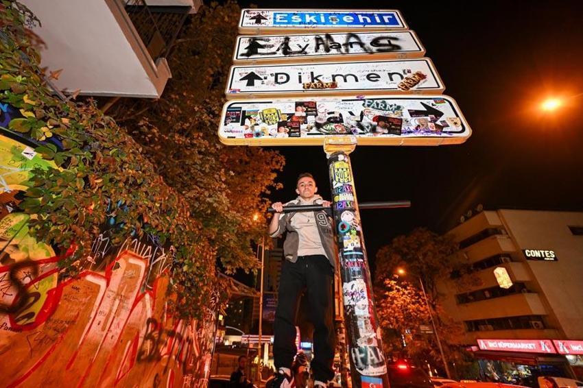 Kızılay yön tabelasına Ankaralıların ilgisi