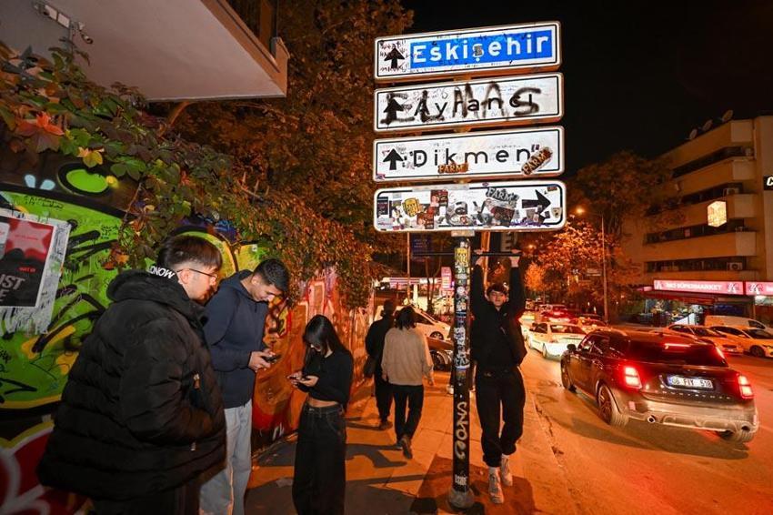 Kızılay yön tabelasına Ankaralıların ilgisi