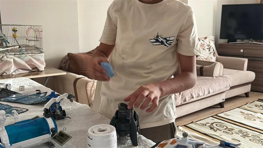 Amerika, 11 yaşındaki Hataylı dahi çocuğun peşinde! Eline telefon ve tablet değil kitap verildi