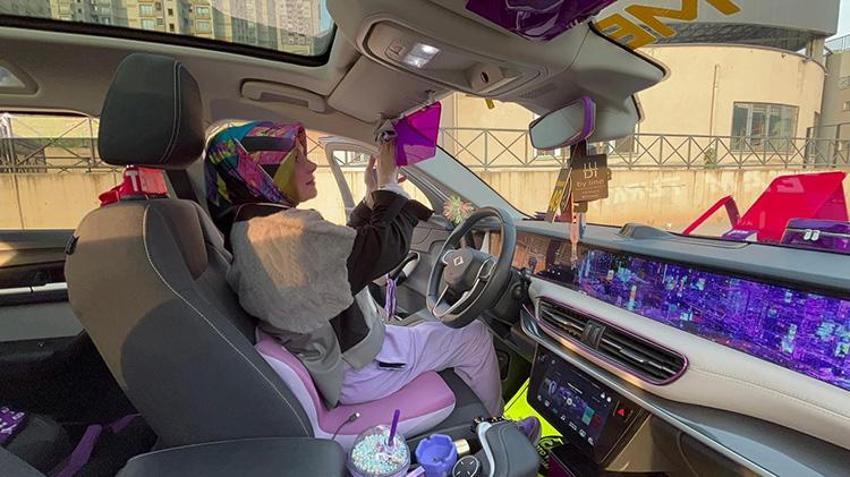 Bursa'da yaşayan kadın anahtardan el bezine, otomobiline kadar her şeyi mor yaptı: Hikayesini öğrenince şaşıracaksınız 'Arkadaşlarım bile şaşırıyor!'