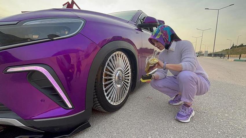 Bursa'da yaşayan kadın anahtardan el bezine, otomobiline kadar her şeyi mor yaptı: Hikayesini öğrenince şaşıracaksınız 'Arkadaşlarım bile şaşırıyor!'