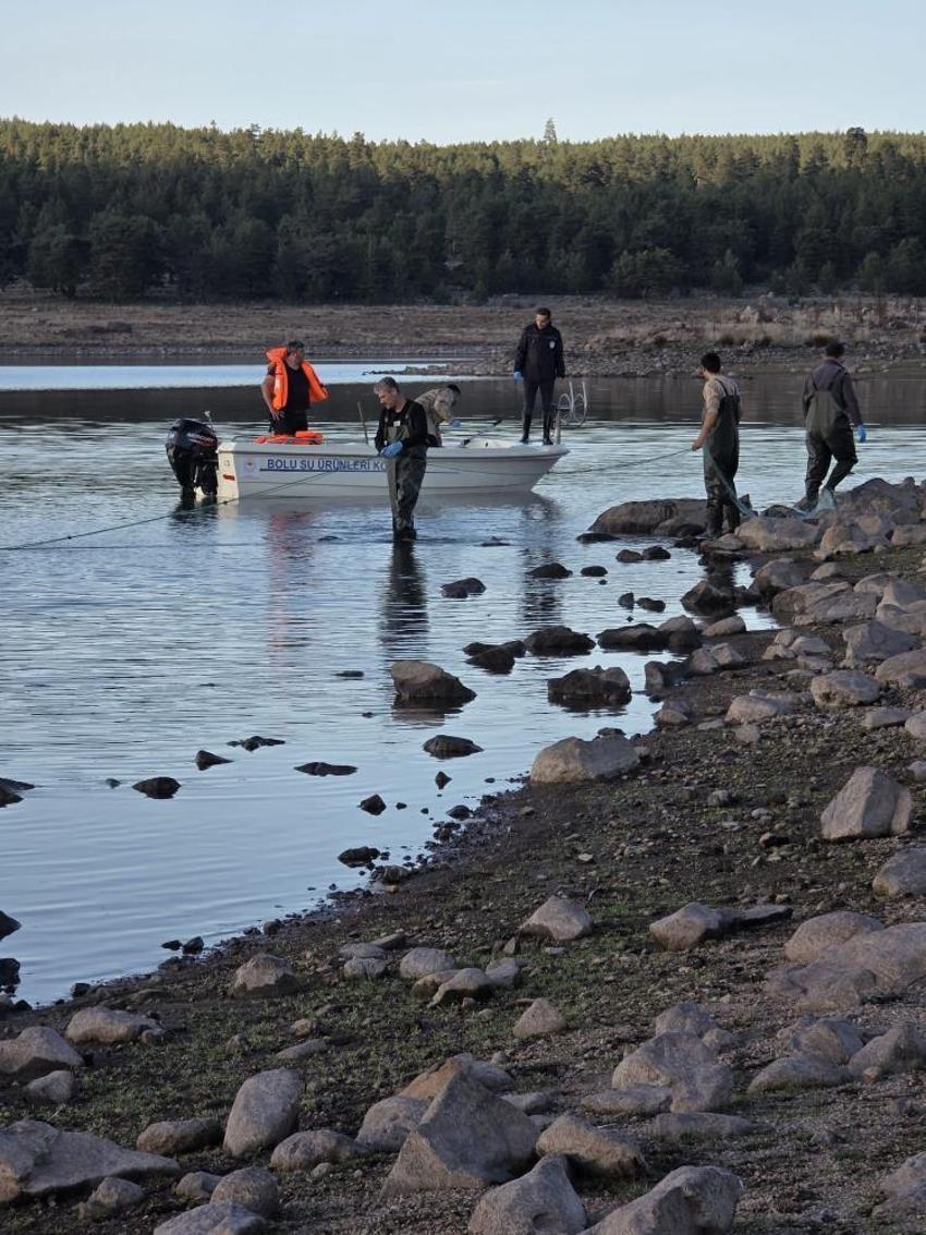 Bolu'da göletin dibinden çıktı! Tam 5 kilometre uzunluğunda: 500 balık canlı olarak kurtarıldı
