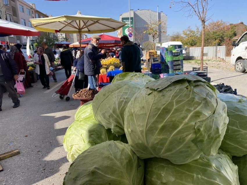 Bu lahanalar görenleri şaşırtıyor! Fiyatı 180 lira! Kapış kapış gidiyor
