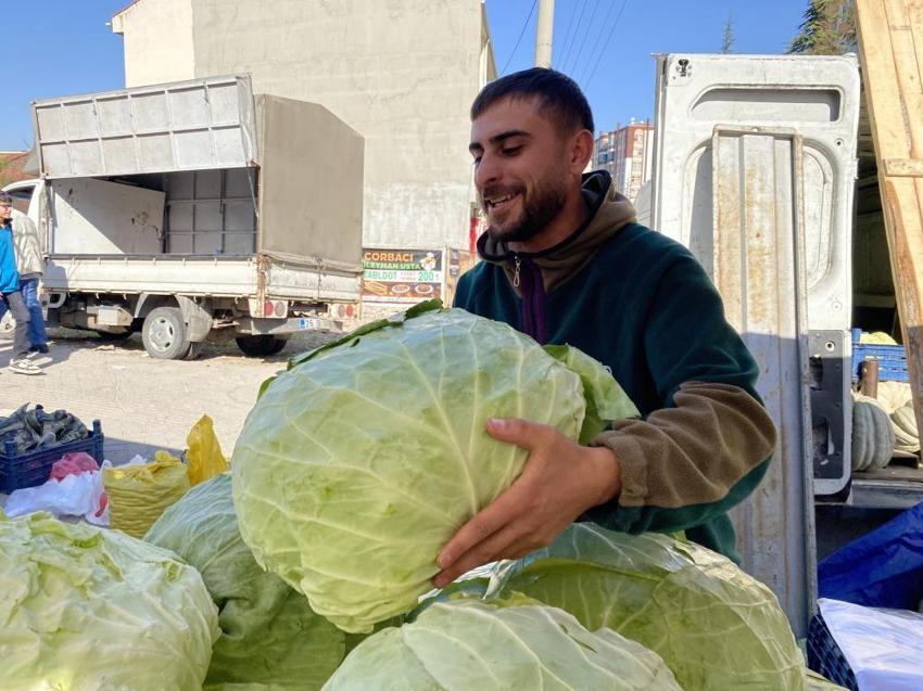 Bu lahanalar görenleri şaşırtıyor! Fiyatı 180 lira! Kapış kapış gidiyor