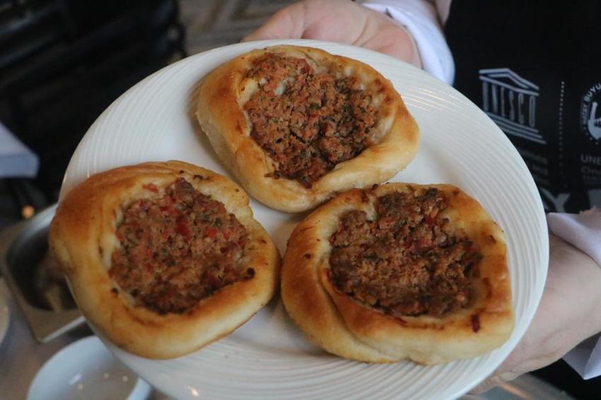 Hatay'ın damakları çatlatan lezzeti dünya haritasında: Maharetli ellerle açılıyor, özel baharatlarla hazırlanıyor!