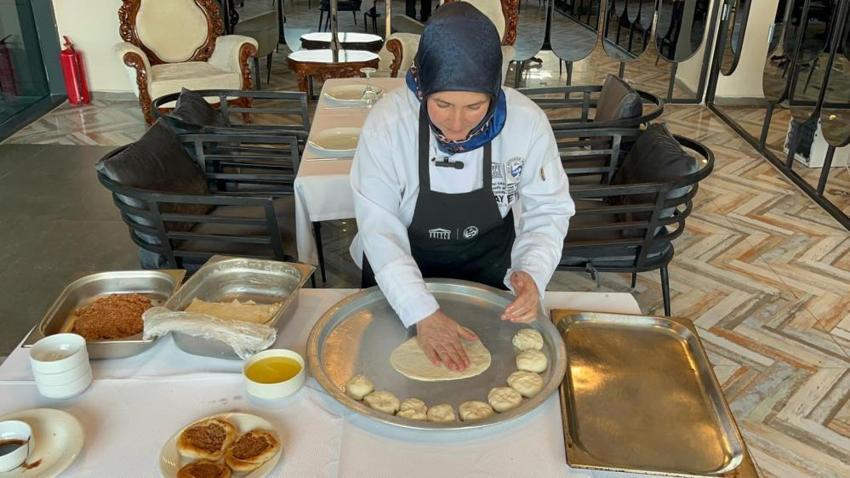 Hatay'ın damakları çatlatan lezzeti dünya haritasında: Maharetli ellerle açılıyor, özel baharatlarla hazırlanıyor!
