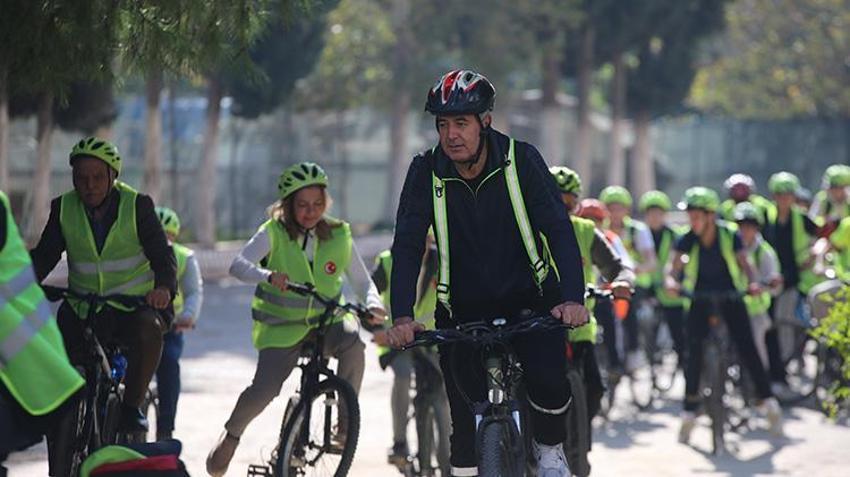 Aydın'da örnek davranış! Öğrenciler, öğretmenler ve çalışanlar okula bisikletle gidiyor