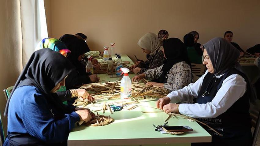 Hatay'da Gölbaşı Gölü'nü kaplayan istilacı çiçekler 30 kadının hayatını değiştirdi! Amfibi araçlarla göl temizleniyor, kadınlar sigortalı iş sahibi oluyor