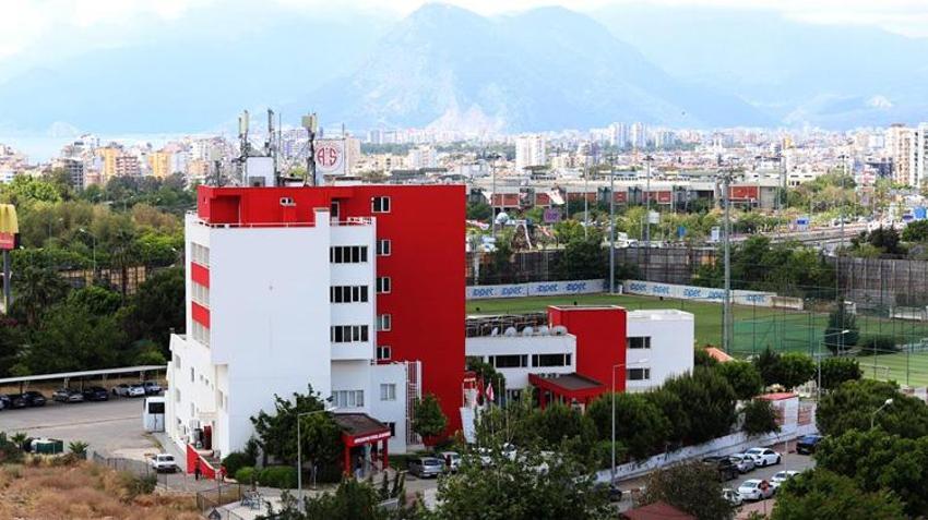 Antalyaspor'da 'ihanet' iddiaları büyüyor! Tesislere girişi yasaklanan berber konuştu: Onlar gidecek ben kalacağım