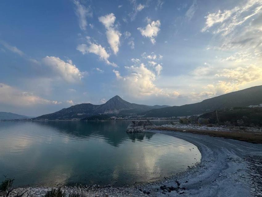 Isparta'nın Eğirdir Gölü'nden gaz fışkırdı! 'Gaz kokusu geliyordu çakmağımı çaktım kaya alev aldı'