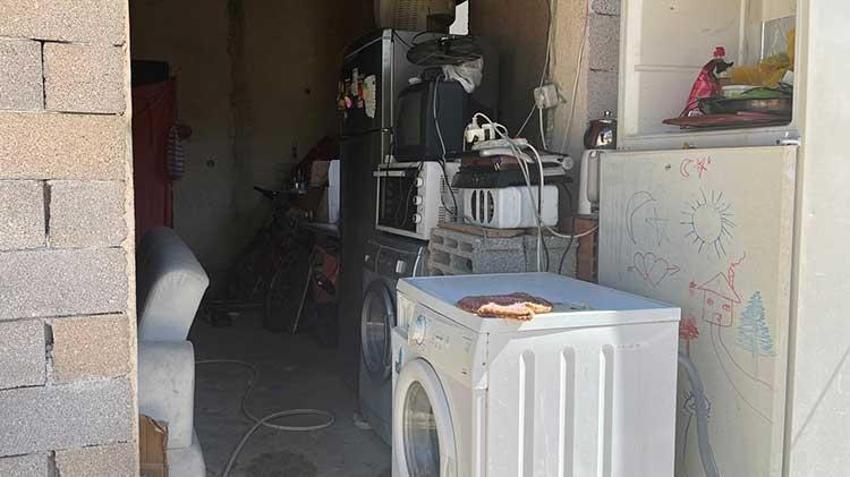 Antalya'da müteahhit binayı tamamlamayınca kaba inşaata yerleştiler: 6 kardeş çalışan ustaları da kovdu!