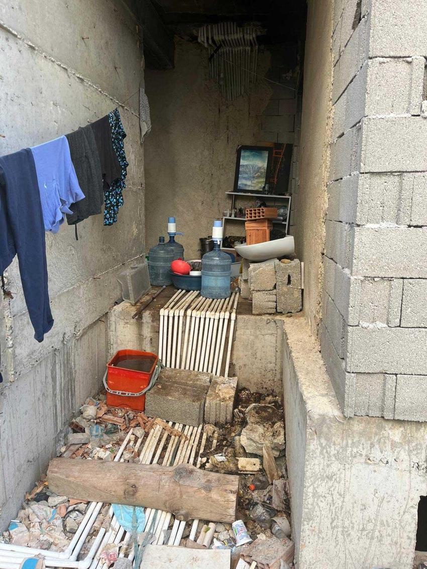 Antalya'da müteahhit binayı tamamlamayınca kaba inşaata yerleştiler: 6 kardeş çalışan ustaları da kovdu!