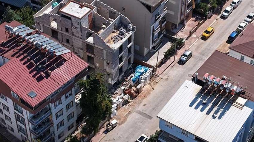 Antalya'da müteahhit binayı tamamlamayınca kaba inşaata yerleştiler: 6 kardeş çalışan ustaları da kovdu!