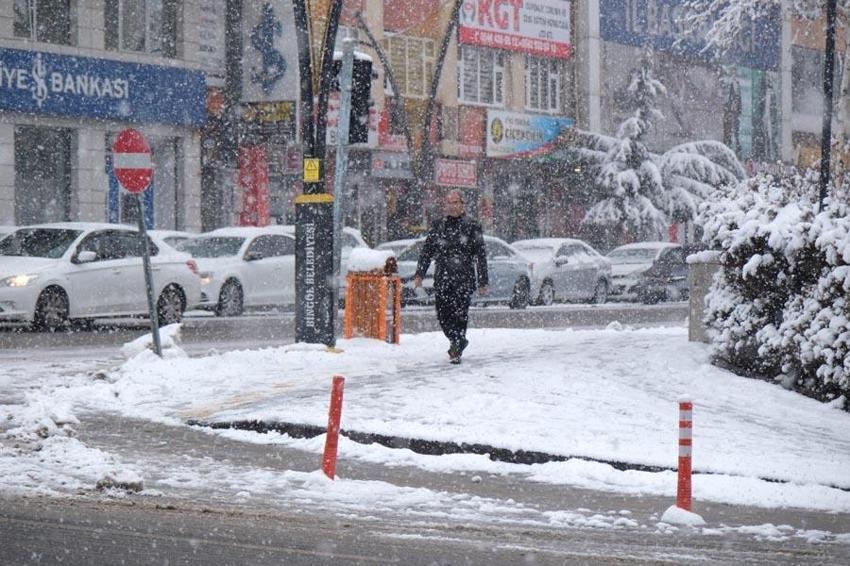 Kar İstanbul'a ne zaman yağacak? Uzman isim tarih vererek açıkladı: Meteoroloji hava durumu raporuyla illeri uyardı
