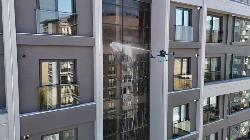 Adana'da cam silme devri bitti! Yüksek katlı binalarda dronlar çalışıyor