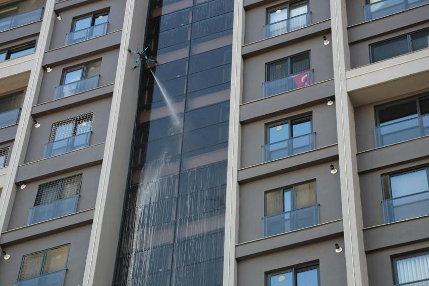 Adana'da cam silme devri bitti! Yüksek katlı binalarda dronlar çalışıyor