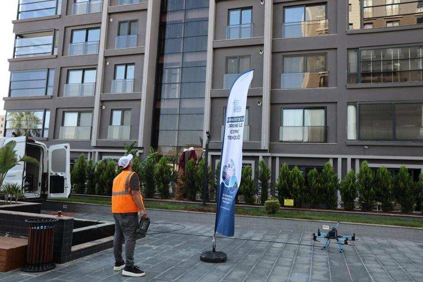 Adana'da cam silme devri bitti! Yüksek katlı binalarda dronlar çalışıyor