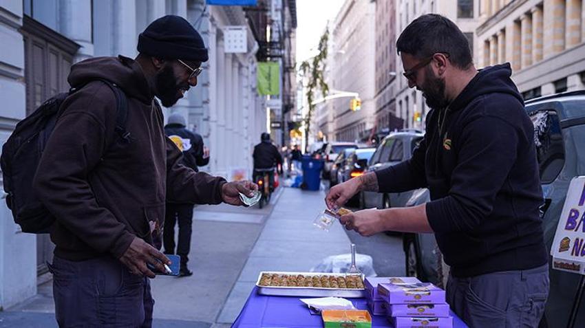 Gaziantep baklavası New York sokaklarında! Amerikalı girişimci parasız kalınca baklava satmaya karar verdi