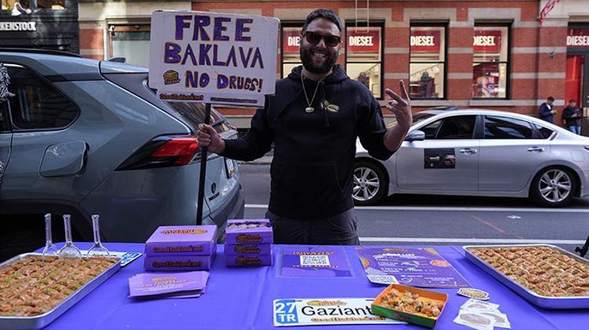 Gaziantep baklavası New York sokaklarında! Amerikalı girişimci parasız kalınca baklava satmaya karar verdi