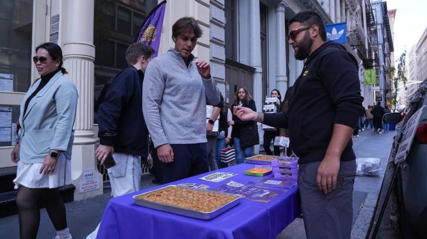 Gaziantep baklavası New York sokaklarında! Amerikalı girişimci parasız kalınca baklava satmaya karar verdi
