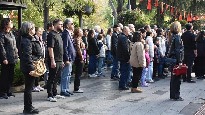 Türkiye'de saat 09.05'te sirenler çaldı hayat durdu! Yurttan 10 Kasım manzaraları