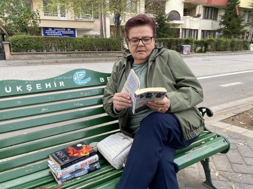 Tek gözü görmeyen 66 Yaşındaki kadın günde 300 sayfa kitap okuyor! 'Dünya yansa duymam'