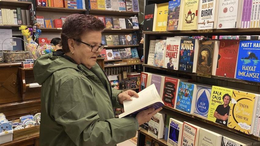 Tek gözü görmeyen 66 Yaşındaki kadın günde 300 sayfa kitap okuyor! 'Dünya yansa duymam'