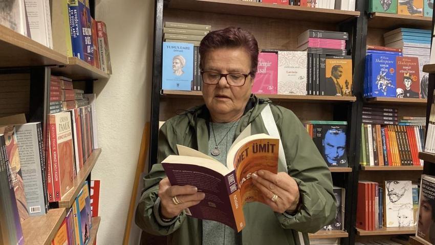Tek gözü görmeyen 66 Yaşındaki kadın günde 300 sayfa kitap okuyor! 'Dünya yansa duymam'